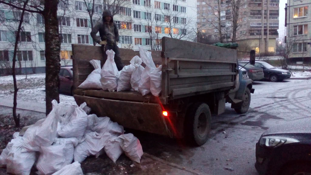Вывоз мусора в мешках в Прохладном в октябре