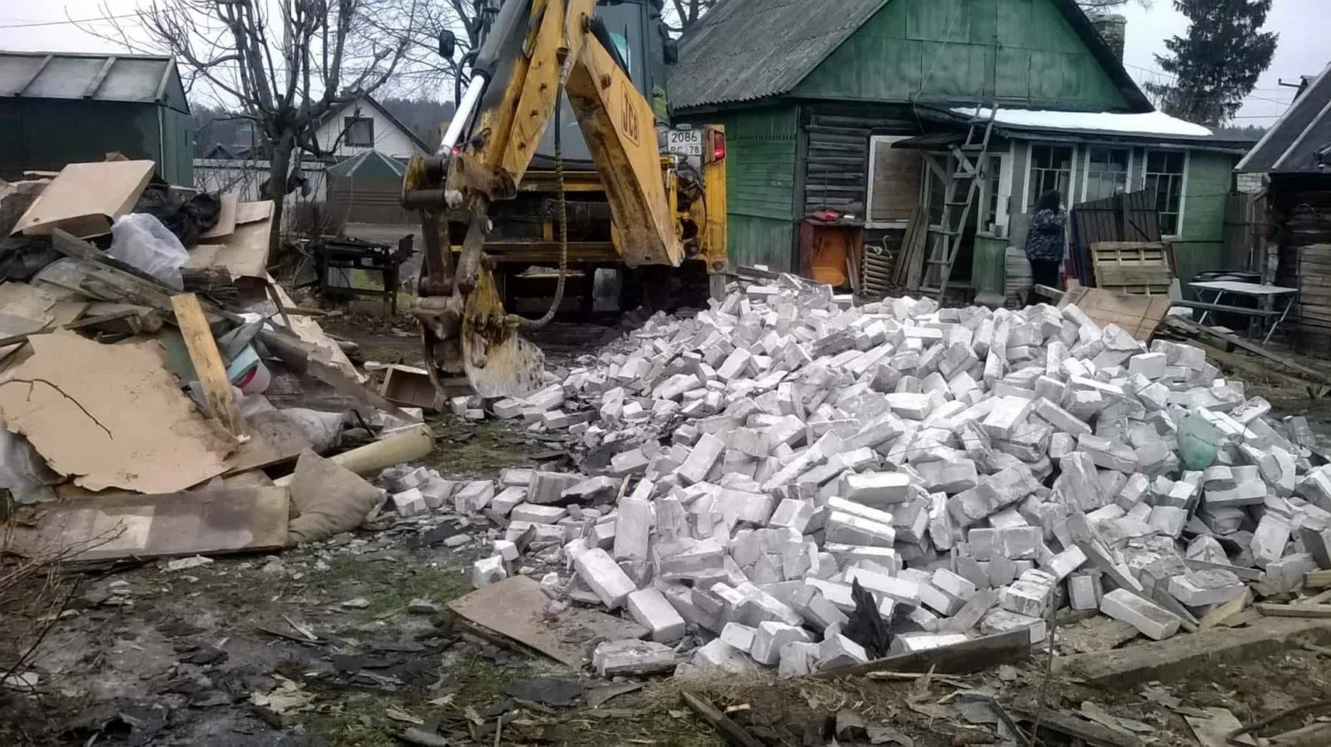 Вывоз мусора после сноса здания в Прохладном от ПроМусор – цена от 5417 руб., утилизация и уборка стройотходов