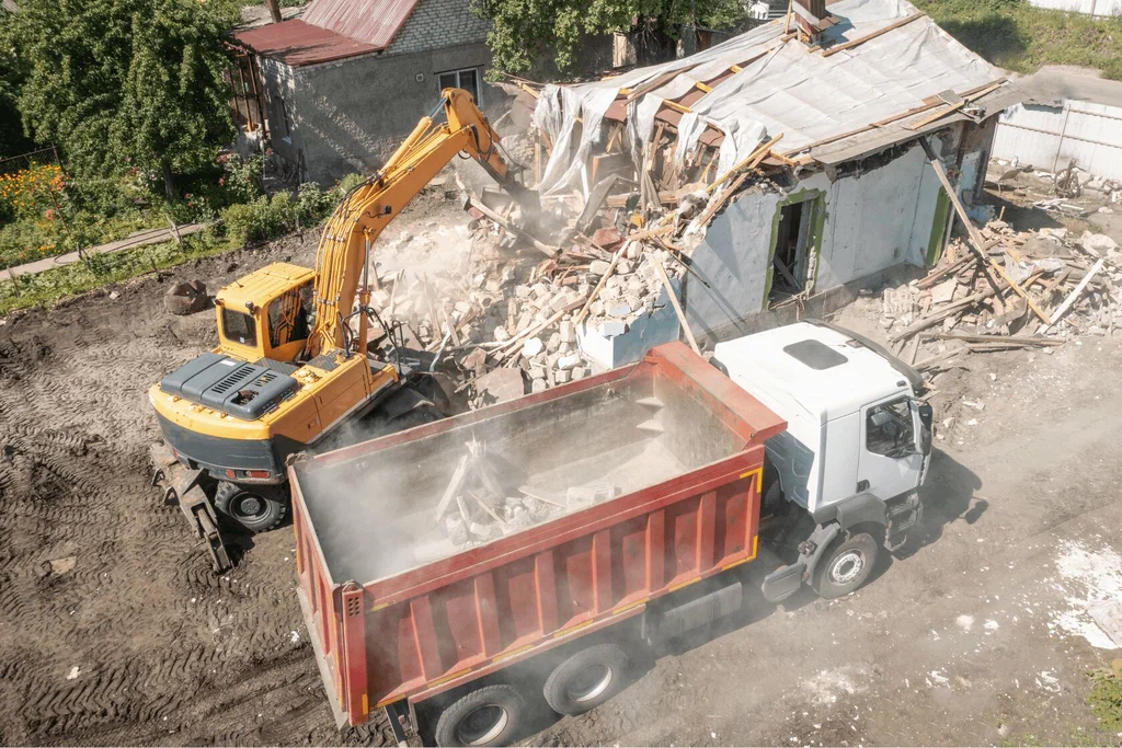 Вывоз мусора после сноса зданий с выездом в Прохладном в октябре