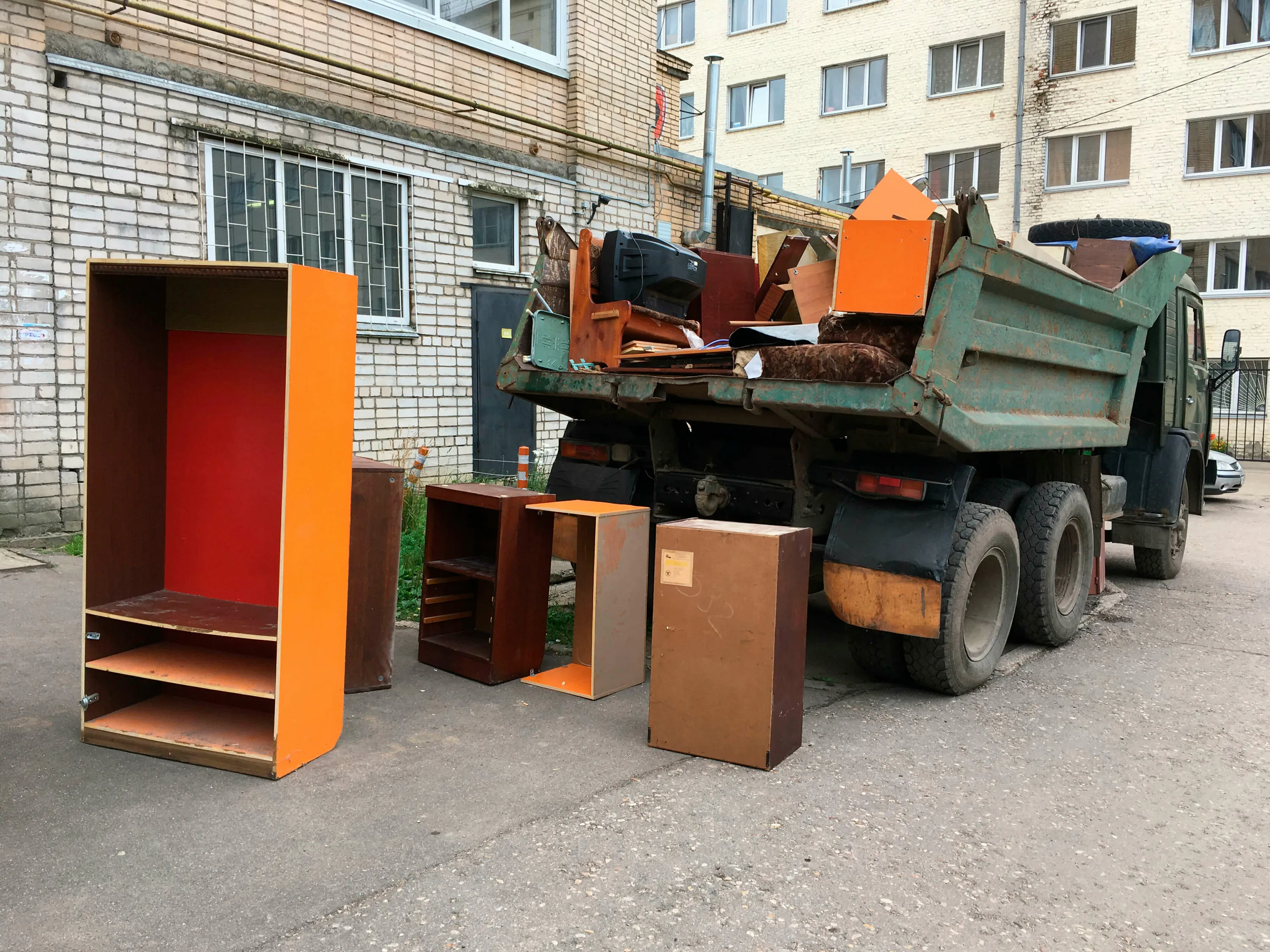 Утилизация старой мебели с вывозом и разбором в Прохладном в октябре