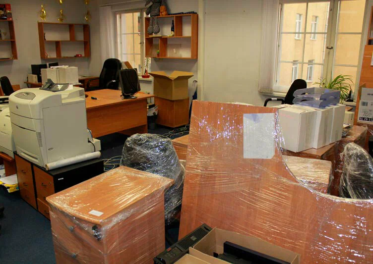 Вывоз старой офисной мебели в Прохладном в октябре