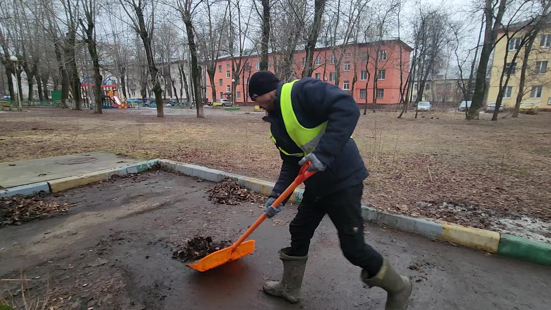 Уборка территорий в Прохладном в октябре