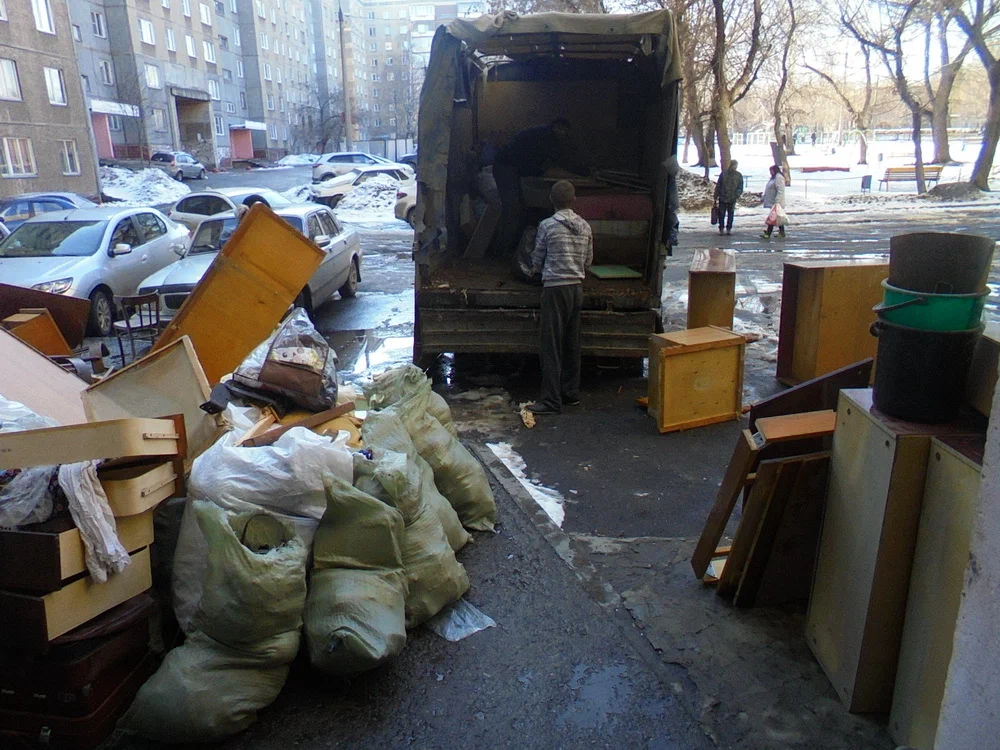 Вывоз мусора из подвала с утилизацией в Прохладном в октябре