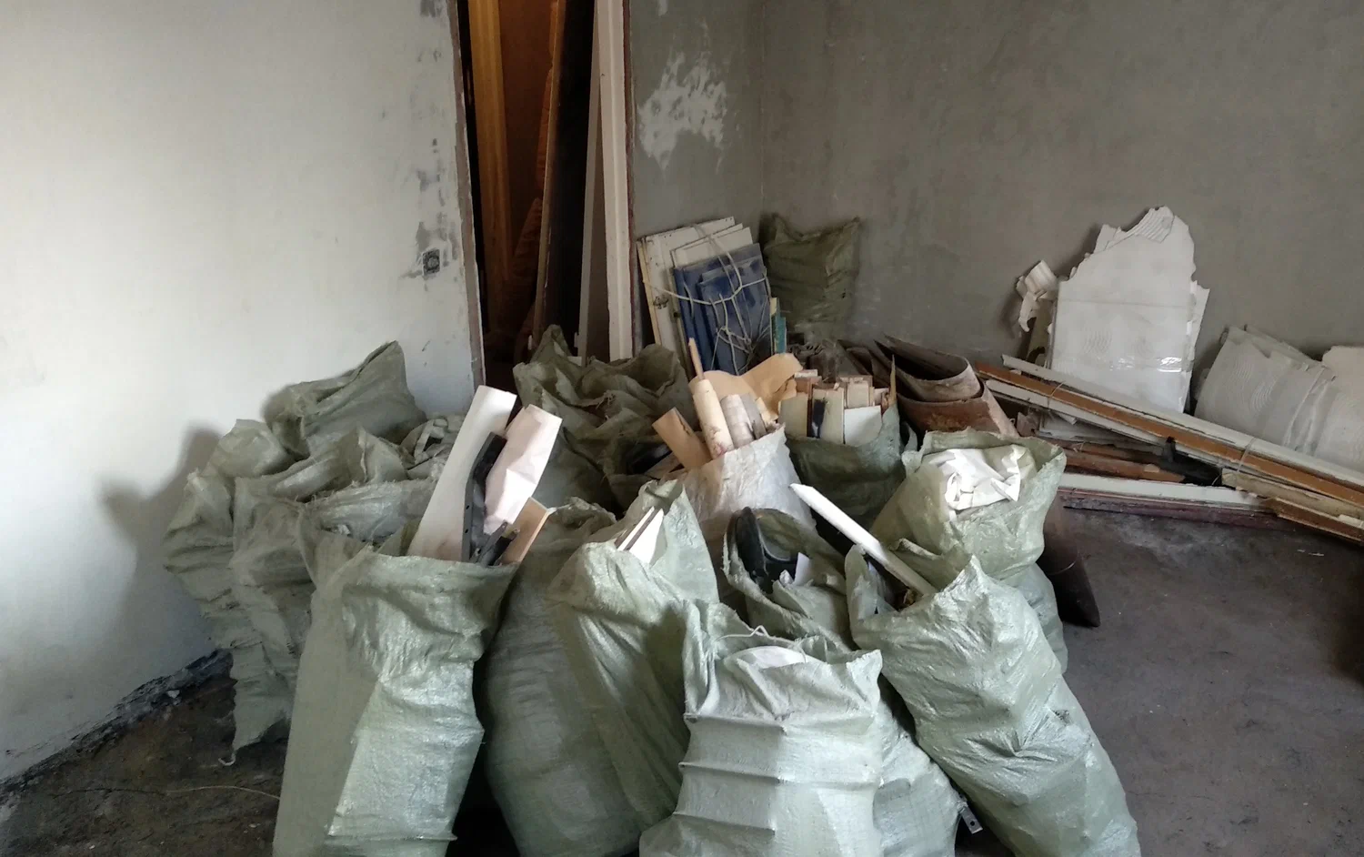Уборка строительного мусора с вывозом и утилизацией в Прохладном в октябре