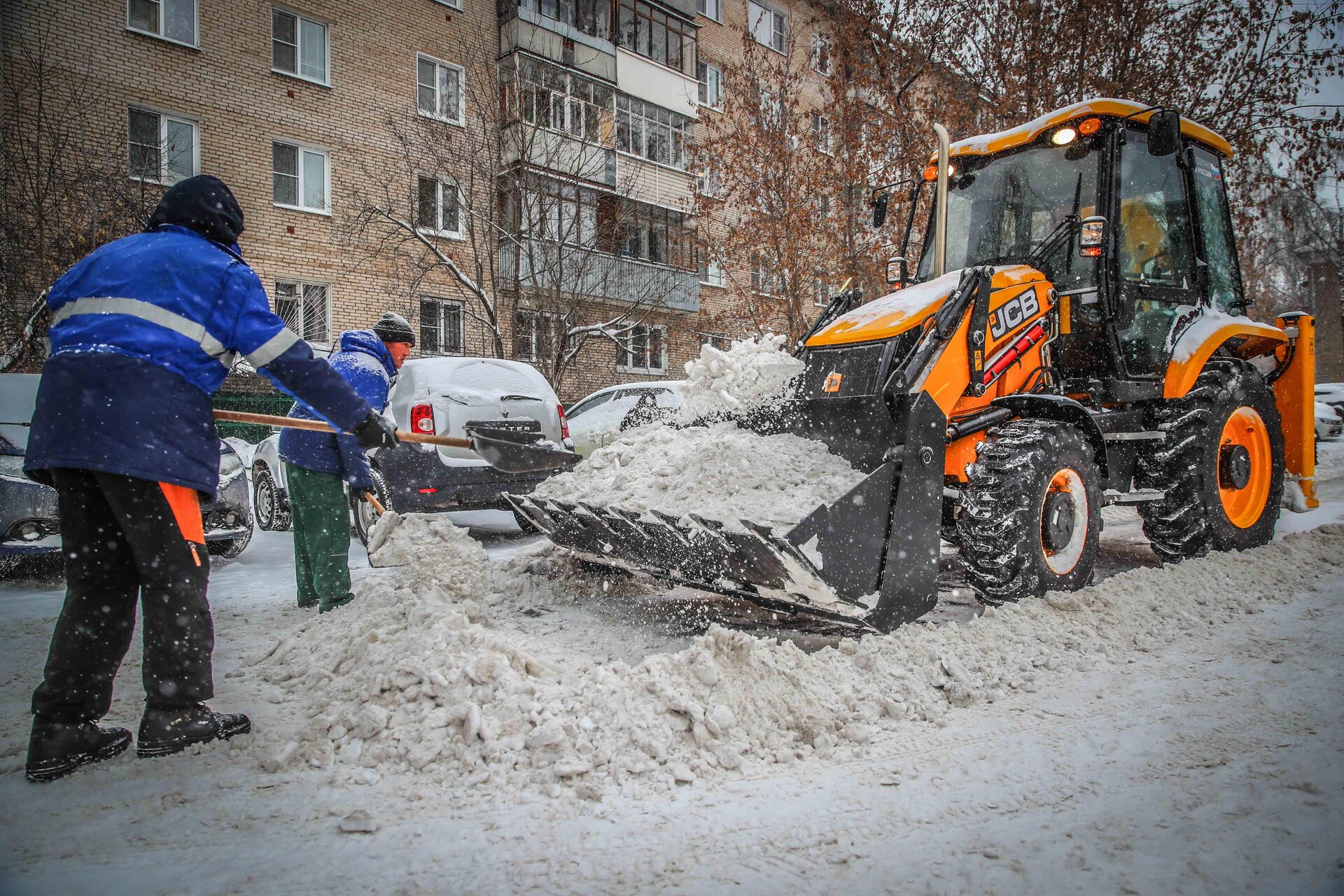 Очистка дворов от снега и наледи в Прохладном — уборка снега, трактор и ручная, цены от 542 руб. | ПроМусор
