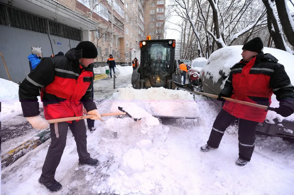 Очистка дворов от снега с гарантией результата в Прохладном в октябре
