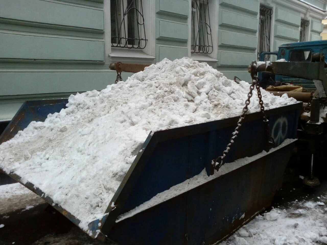 Вывоз снега контейнерами в Прохладном в октябре
