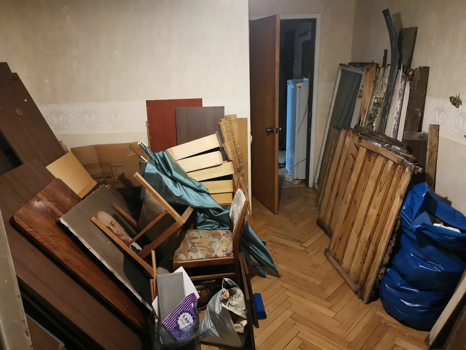 Демонтаж мебели с вывозом и утилизацией в Прохладном в октябре
